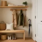 Arredare un ingresso piccolo con mensole e panche: il segreto per non creare disordine