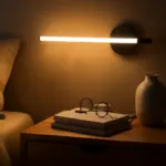 Come illuminare il comodino senza lampada tradizionale? L’alternativa che libera spazio e arreda