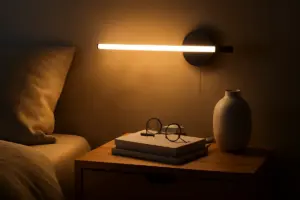 Come illuminare il comodino senza lampada tradizionale? L’alternativa che libera spazio e arreda
