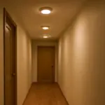 Come disporre le luci in corridoio? Sfrutta le altezze per un effetto accogliente senza abbagliare