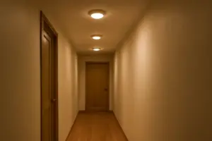 Come disporre le luci in corridoio? Sfrutta le altezze per un effetto accogliente senza abbagliare